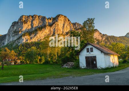 Vecchio resco montano di fronte al famoso Drachenwand Foto Stock
