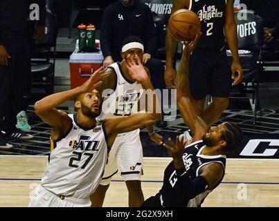 Los Angeles, California. 13 giugno 2021. Il guardiano dei Clippers di Los Angeles Paul George (13) segna il numero del centro jazz dello Utah Rudy Gobert (27) durante la prima metà del playoff del secondo round di Game 3 della Western Conference presso lo Staples Center di Los Angeles sabato 12 giugno 2021. I Clippers si sono alleati per vincere un altro gioco 3, una vittoria di 132-106 sopra lo Utah Jazz che taglia il loro deficit in questa serie di secondo turno a 2-1 entrando nel quarto gioco di lunedì. Foto di Jim Ruymen/UPI Credit: UPI/Alamy Live News Foto Stock