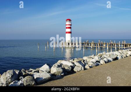 Faro al lago Neusiedl in bella giornata di sole e cielo blu. Meraviglioso panorama sul mare. Neusiedler See, Burgenland, Austria. Bellissimo panorama. Foto Stock