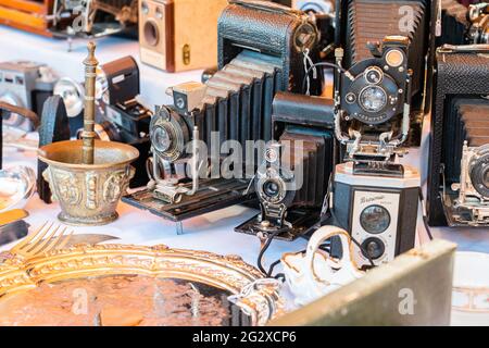 BARCELLONA, SPAGNA - 10 GIUGNO 2019: Fotocamere antiche e obiettivi retrò per fotografi in un mercato delle pulci, vendita di attrezzature per film fotografici d'epoca Foto Stock