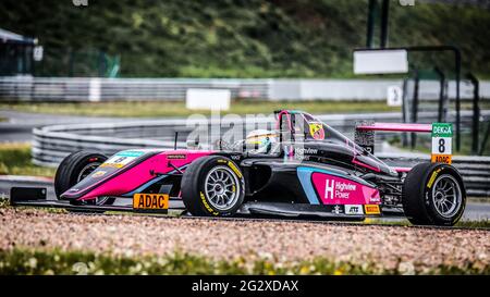 Oschersleben, Germania, 26 aprile 2019: Van Amersfoort Racing monoposto guidata da Lucas Alecco Roy durante la tedesco ADAC Formula 4 Foto Stock