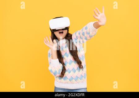 happy teen girl indossare occhiali vr utilizzando la tecnologia del futuro per l'istruzione in realtà virtuale, esperienza Foto Stock