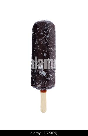 Gelato al cioccolato, glassa al cioccolato in primo piano con condensa e glassa glassa su sfondo bianco isolato. Gelato bar, estate calda giorno. Foto Stock