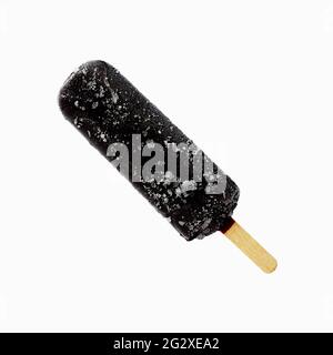 Gelato al cioccolato, glassa al cioccolato da vicino sullo sfondo bianco isolato. Gelato bar, estate calda giorno. Gelato gelatinoso freddo. Ghiaccio lolly. Foto Stock