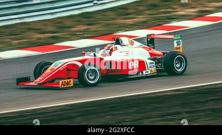 Oschersleben, Germania, 28 aprile 2019: Prema Powerteam monoposto guidata da Oliver Rasmussen durante il tedesco ADAC Formula 4 Foto Stock