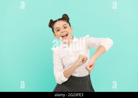 Divertimento primo giorno di scuola. Felice scolaresche Buon divertimento. Scuola elementare bambini godersi la danza Foto Stock