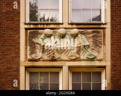 Decorazione raffigurante pescatore in un vecchio edificio nel centro storico di Düsseldorf, Germania. Foto Stock