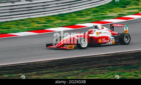 Oschersleben, Germania, 28 aprile 2019: Pilota maschile Gianluca Petecof alla guida di una monoposto Prema Theodore Racing Foto Stock