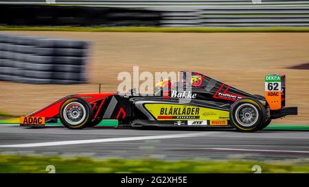 Oschersleben, Germania, 28 aprile 2019: Van Amersfoort Racing monoposto guidata da Dennis Hauger durante la tedesco ADAC Formula 4 Foto Stock