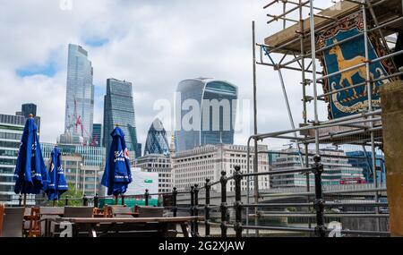 Londra. REGNO UNITO- 06.10.2021. Un paesaggio urbano della città di Londra con i suoi grattacieli con la cresta della nave museo Golden Hind in primo piano. Foto Stock