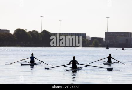 Marina, Cork, Irlanda. 13 giugno 2021. I canottieri della mattina presto si stagliano con il sole luminoso mentre le temperature raggiungono i primi anni '20 sul fiume Lee a Cork, Irlanda. - credito; David Creedon / Alamy Live News Foto Stock