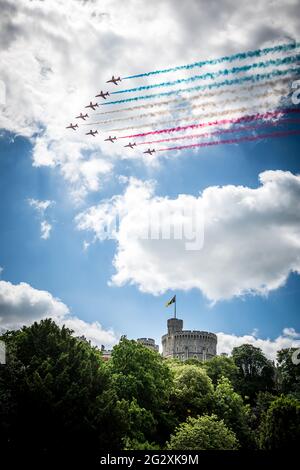 Il team delle frecce rosse RAF ha tirato il proprio fumo iconico sul Castello di Windsor per il Trooping the Color Foto Stock