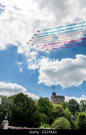 Il team delle frecce rosse RAF ha tirato il proprio fumo iconico sul Castello di Windsor per il Trooping the Color Foto Stock