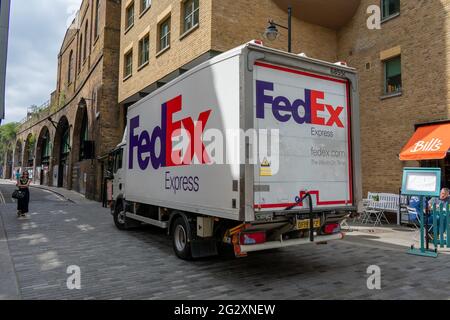 Londra. REGNO UNITO- 06.10. 2021. Un camion FedEx Express su una strada che effettua una consegna di merci ad un'azienda. Foto Stock