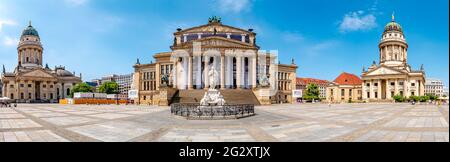 Vista panoramica sul Gendarmenmarkt di Berlino con sala concerti e cattedrali francesi e tedesche nel centro storico e commerciale di Berlino, Germa Foto Stock