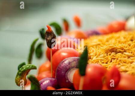 Cibo di strada è stato organizzato in una grande palla anche Bombay Pepper cipolla e Chanachur che è un gustoso e delizioso cibo spazzatura Foto Stock