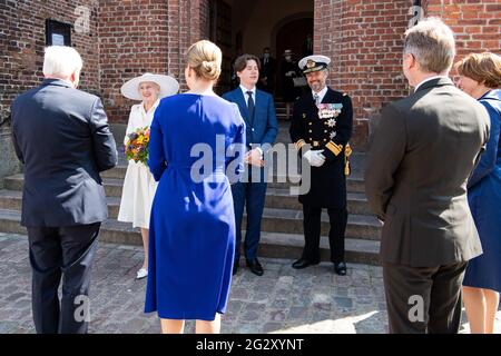 13 giugno 2021, Danimarca, Haderslev: Il presidente federale Frank-Walter Steinmeier (l) e sua moglie Elke Büdenbender (r) sono accolti nella Cattedrale di Santa Maria ad Haderslev da Margrethe II, Regina di Danimarca, dal principe ereditario Frederik e dal principe cristiano di Danimarca, insieme a mette Frederiksen (3° da sinistra), primo ministro della Danimarca, E suo marito Bo Tengberg (2° da destra). Il presidente Steinmeier e sua moglie sono in visita di due giorni in Danimarca per celebrare il 100° anniversario del disegno del confine danese-tedesco nel 1920. Le celebrazioni dovevano essere rinviate nel 2020 per motivi corona e non Foto Stock