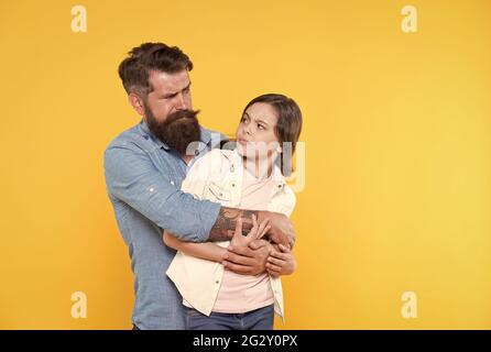 Relazioni familiari. Capacità di comunicazione. Forte amicizia. Padre e figlia insieme. Bambini e padre migliori amici. Genitorialità e infanzia Foto Stock