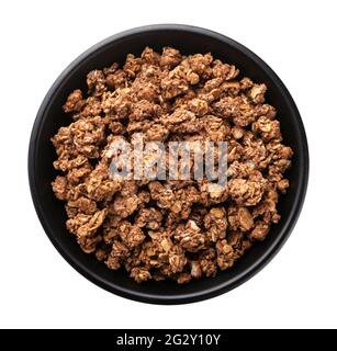 Piastra nera di granola di cioccolato isolata su sfondo bianco, vista dall'alto Foto Stock