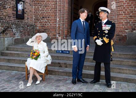 Haderslev, Danimarca. 13 giugno 2021. Margrethe II, Regina di Danimarca, Principe Cristiano di Danimarca e Principe ereditario Frederik aspettano alla Cattedrale di Santa Maria ad Hadersleben (Haderslev) di dare il benvenuto al Presidente Federale Steinmeier e a sua moglie. Il presidente Steinmeier e sua moglie sono in visita di due giorni in Danimarca in occasione del centesimo anniversario della demarcazione di confine tra Danimarca e Germania nel 1920. Le celebrazioni dovevano essere rinviate nel 2020 a causa di Corona e ora saranno rimandate. Credit: Bernd von Jutrczenka/dpa/Alamy Live News Foto Stock