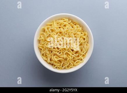 Tagliatelle istantanee in piastra bianca con spazio per la copia, vista dall'alto Foto Stock