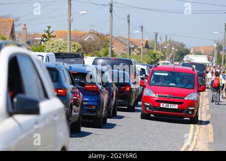 Campanatura, Sussex orientale, Regno Unito. 13 Giu 2021. UK Weather: Si prevede che un gran numero di persone scenderà verso le spiagge di sabbia dorata di Camber nel Sussex orientale questo fine settimana, quando il tempo diventa più caldo e più caldo. L'Inghilterra ha dato il via alla loro partita di debutto di Euro 2020 oggi, mentre le persone si fanno strada verso la spiaggia. Un utente di auto del sud di Londra dice che ci sono state più di 4 ore per arrivare qui e i parcheggi sono chiusi. Photo Credit: Paul Lawrenson /Alamy Live News Foto Stock