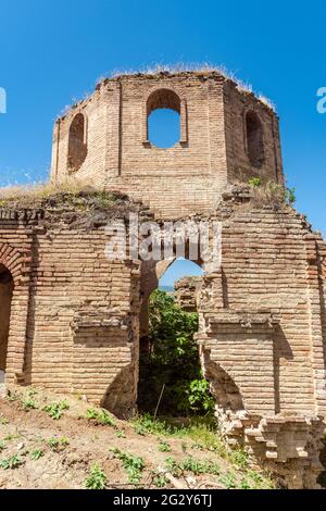 Resti dell antica chiesa albanese Kilwar nel villaggio Gilavar, costruito nel XVII secolo Foto Stock