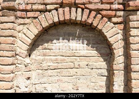 Resti dell antica chiesa albanese Kilwar nel villaggio Gilavar, costruito nel XVII secolo Foto Stock