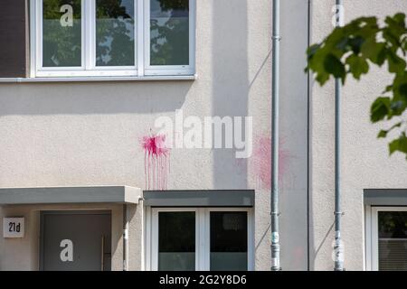 FaerBattacke auf ein Neubauhaus von Autonomen in der unmittelbaren Nähe der Schwarzen Katze. Caratteristica: Wohnhäuser am 13.6.2021 in Nürnberg. Immer mehr Menschen beklagen sich über hohe und steigende mieten. - attacco di colore da radicali di sinistra su un nuovo edificio a Norimberga vicino al Black Cat. Caratteristiche: Edifici residenziali visti a Norimberga, Germania il 13 giugno 2021. Sempre più persone si lamentano di affitti elevati e crescenti in Germania. (Foto di Alexander Pohl/Sipa USA) Credit: Sipa USA/Alamy Live News Foto Stock