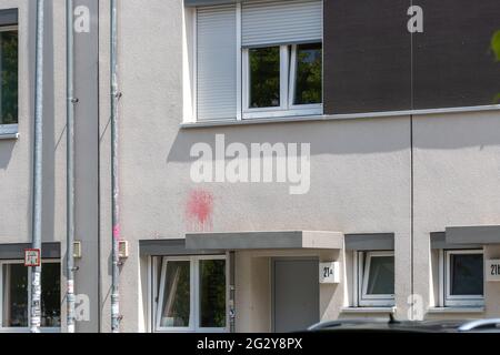 FaerBattacke auf ein Neubauhaus von Autonomen in der unmittelbaren Nähe der Schwarzen Katze. Caratteristica: Wohnhäuser am 13.6.2021 in Nürnberg. Immer mehr Menschen beklagen sich über hohe und steigende mieten. - attacco di colore da radicali di sinistra su un nuovo edificio a Norimberga vicino al Black Cat. Caratteristiche: Edifici residenziali visti a Norimberga, Germania il 13 giugno 2021. Sempre più persone si lamentano di affitti elevati e crescenti in Germania. (Foto di Alexander Pohl/Sipa USA) Credit: Sipa USA/Alamy Live News Foto Stock