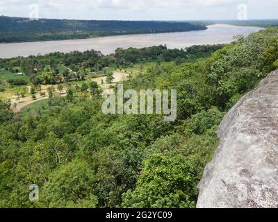 Vista sul fiume Mekong dal Parco Nazionale di Pha taem, Thailandia Foto Stock