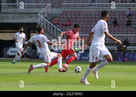 Goyang, Corea del Sud. 13 giugno 2021. Son Heungmin (2° R) della Corea del Sud compete nel corso di una partita del Gruppo H tra Corea del Sud e Libano alla Coppa del mondo FIFA Qatar 2022 e alla Coppa asiatica AFC Cina 2023 Preliminary Joint Qualification Round 2 a Goyang, Corea del Sud, 13 giugno 2021. Credit: Wang Jingqiang/Xinhua/Alamy Live News Foto Stock