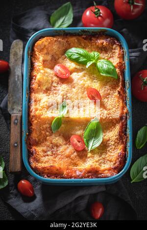 Lasagne tradizionali a base di pomodori e parmigiano. Tostatura in casseruola. Cucina italiana. Foto Stock