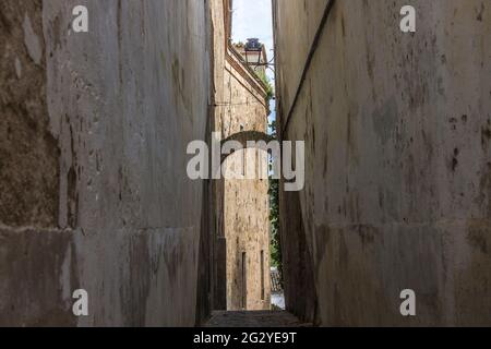 Caceres, Spagna. Strada stretta nella Città Vecchia Monumentale, un sito Patrimonio dell'Umanità Foto Stock