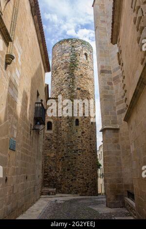 Caceres, Spagna. La torre del Palacio de Carvajal nella Città Vecchia Monumentale, un sito Patrimonio dell'Umanità Foto Stock