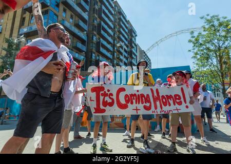 Wembley Stadium, Wembley Park, Regno Unito. 13 giugno 2021. Gli appassionati di calcio che si godono il sole sulla Via Olimpica questa mattina davanti all'Inghilterra contro la Croazia, Wembley stadi prima partita del Campionato europeo di calcio UEFA. Amanda Rose/Alamy Live News Foto Stock