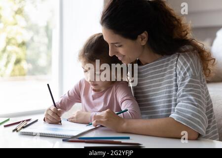 Amorevole mamma latino e figlia teen che si uniscono Foto Stock