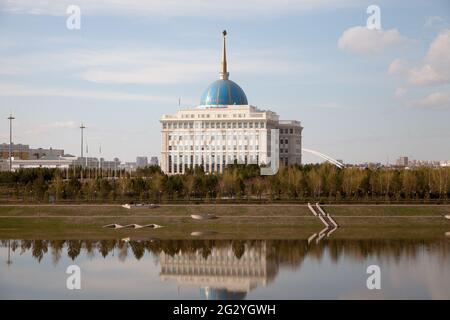 Vista del fiume Ishim (ESIL) e del Palazzo del Presidente .Nur Sultan/Kazakhstan- 04/28/2017 Foto Stock