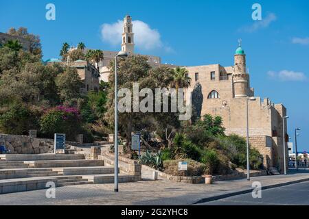 Vista della Moschea di al-Bahr o della Moschea del Mare, minareto della moschea nella Vecchia Jaffa, antico porto di Jaffa, costa del Mar Mediterraneo a Tel Aviv Yaffo, Israele Foto Stock