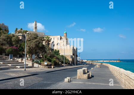 Vista della Moschea di al-Bahr o della Moschea del Mare, minareto della moschea nella Vecchia Jaffa, antico porto di Jaffa, costa del Mar Mediterraneo a Tel Aviv Yaffo, Israele Foto Stock
