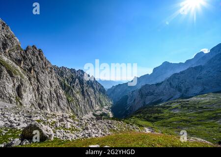 Dayhike sulla cima di Zugspitze attraverso il vally dell'inferno Foto Stock