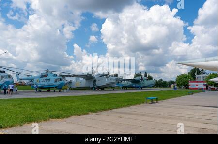 Kiev, Ucraina - 12 giugno 2021: Aerei anfibi. L'aereo che atterra sull'acqua. Modello retro. Acqua. Foto Stock