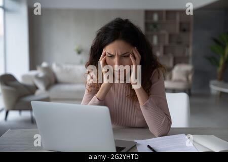 Infelice donna latino afflitta con la scadenza del lavoro Foto Stock