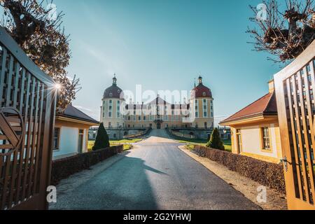 Vista attraverso i giardini fino al castello di Moritzburg, in Germania. Foto Stock