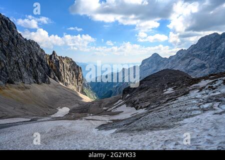 Dayhike sulla cima di Zugspitze attraverso il vally dell'inferno Foto Stock