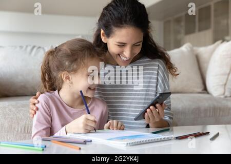 Felice madre latino e figlia etnica che si uniscono Foto Stock