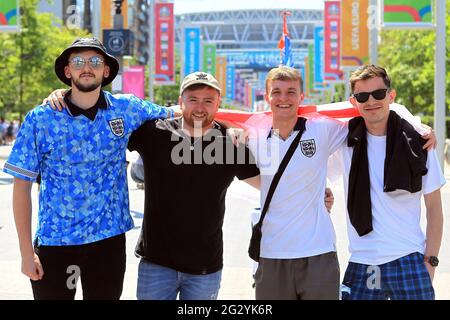 Londra, Regno Unito. 13 giugno 2021. I fan dell'Inghilterra si posano fuori dallo stadio prima di iniziare. Scene in vista della partita del torneo UEFA Euro 2020, Inghilterra contro Croazia, Wembley Stadium, Londra domenica 13 giugno 2021. Questa immagine può essere utilizzata solo per scopi editoriali. pic by Steffan Bowen/Andrew Orchard sports photography/Alamy Live news Credit: Andrew Orchard sports photography/Alamy Live News Foto Stock