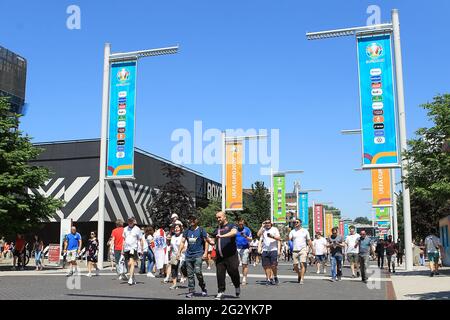 Londra, Regno Unito. 13 giugno 2021. Vista generale dei tifosi dell'Inghilterra e della Croazia si fanno strada lungo Wembley Way. Scene in vista della partita del torneo UEFA Euro 2020, Inghilterra contro Croazia, Wembley Stadium, Londra domenica 13 giugno 2021. Questa immagine può essere utilizzata solo per scopi editoriali. pic by Steffan Bowen/Andrew Orchard sports photography/Alamy Live news Credit: Andrew Orchard sports photography/Alamy Live News Foto Stock