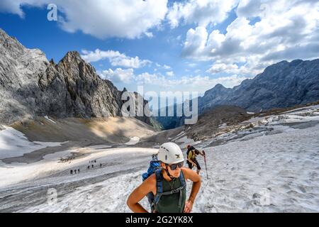 Dayhike sulla cima di Zugspitze attraverso il vally dell'inferno Foto Stock