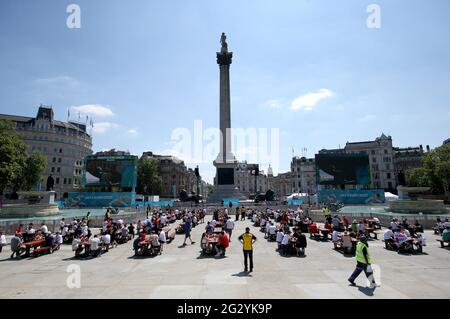 I fan della Fan zone di Trafalgar Square a Londra mentre guardano la partita UEFA Euro 2020 del Gruppo D tra Inghilterra e Croazia che si tiene allo stadio di Wembley. Data immagine: Domenica 13 giugno 2021. Foto Stock